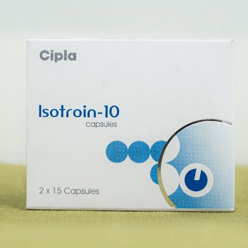 Isotroin 10mg (Isotretinoin) outer box packaging with Cipla branding in white and blue design